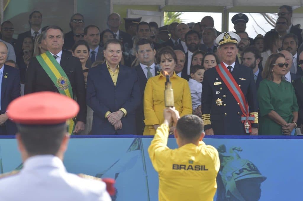 Silvio Santos leva família para prestigiar Bolsonaro e protocolo é quebrado
