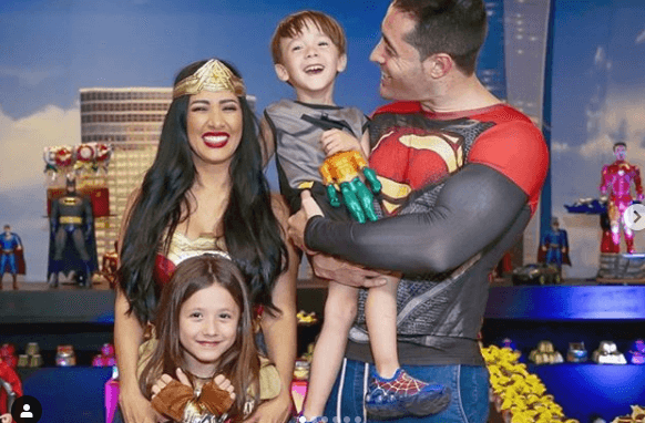 Simone falta ao aniversário do sobrinho e é ignorada por Simaria, que a substituiu por apresentadora da Record
