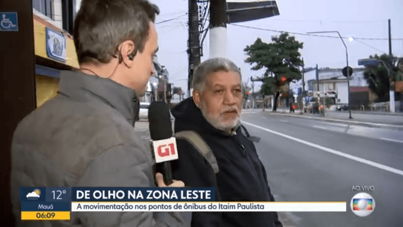 O repórter Tiago Scheuer foi surpreendido por homem que disse assistir o SBT durante entrevista no Bom Dia São Paulo (Foto: Reprodução/Globo) O repórter Tiago Scheuer foi surpreendido por homem que disse assistir o SBT durante entrevista no Bom Dia São Paulo (Foto: Reprodução/Globo)