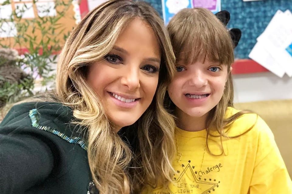 Ticiane Pinheiro é flagrada constrangendo a filha publicamente e reação da menina causa desespero