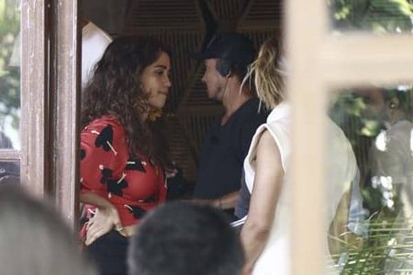 Nanda Costa e Letícia Lima em gravação da novela Amor de Mãe (Foto: Extra)