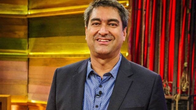 Zeca Camargo paga mico na Globo e público ouve voz do apresentador em falha técnica histórica