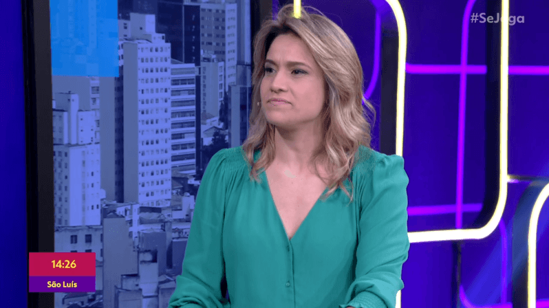 Fernanda Gentil quebra protocolo, surge bem à vontade de biquíni minúsculo e detalhe acaba escapando