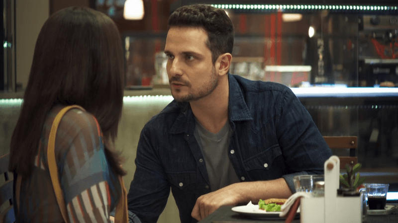 Cássia (Mel Maia) e o pedófilo Lauro (Ricardo Monastero) em A Dona do Pedaço (Foto: Reprodução/Globo)