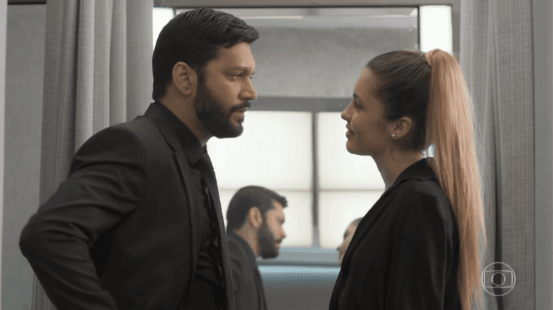 Diogo (Armando Babaioff) será flagrado em traição com Jennifer (Nathalia Altenbernd) em Bom Sucesso (Foto: Reprodução/Globo)