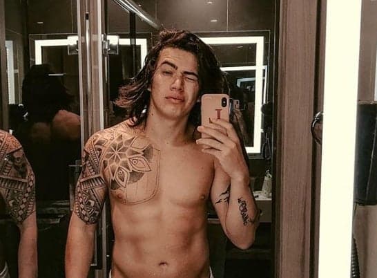 Whindersson Nunes aparece em vídeo usando um biquíni