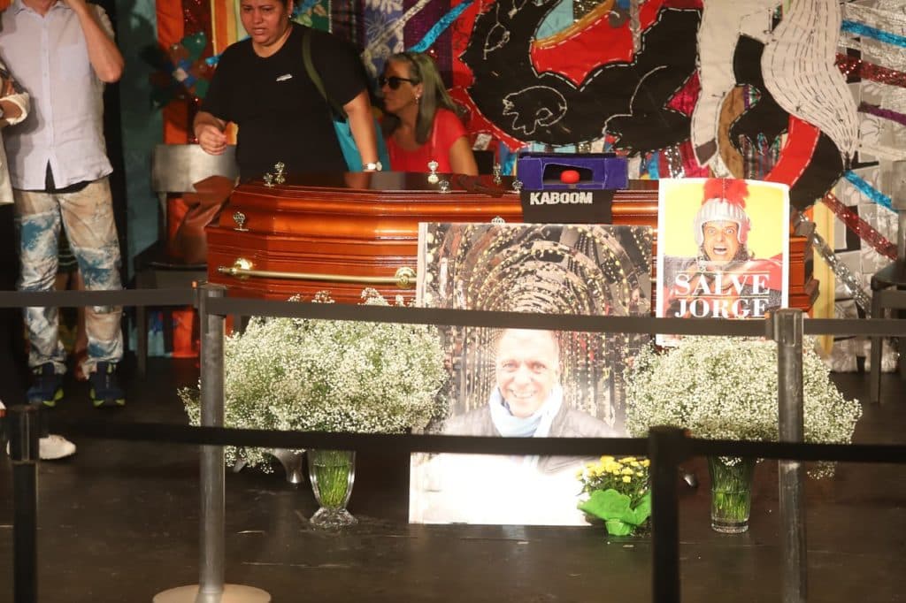 Velório de Jorge Fernando deixa famosos em prantos, recebe coroas de flores e decoração de espetáculo teatral