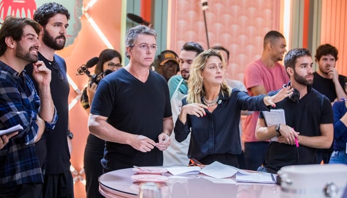 Boninho é dirigido por Amora Mautner nos bastidores de A Dona do Pedaço (Foto: Globo/Victor Pollak) Boninho é dirigido por Amora Mautner nos bastidores de A Dona do Pedaço (Foto: Globo/Victor Pollak)