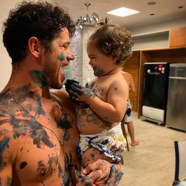 José Loreto surge ao lado da pequena filha e faz declaração emocionante: "Amor lindo e forte"