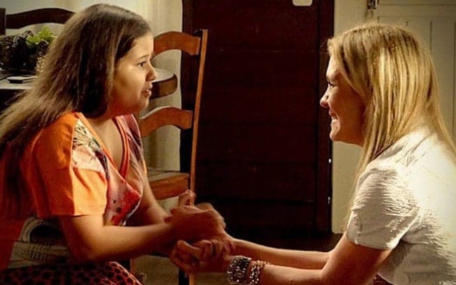 Karol Lannes de Avenida Brasil revela que seu pai também é gay e posa com o casal