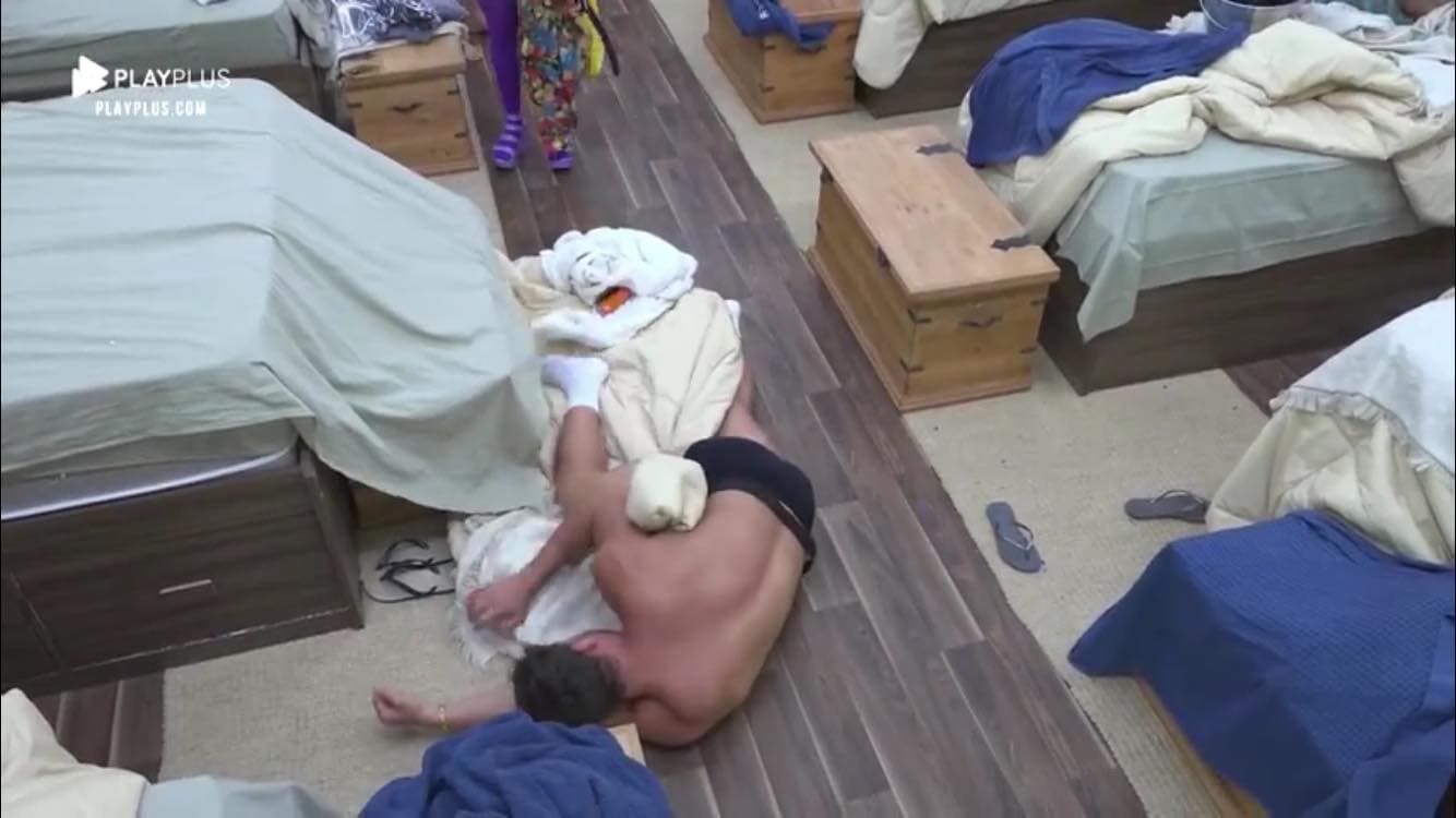 Lucas Viana se descontrola, cai no chão e se deita após beber demais dentro de A Fazenda (Reprodução: PlayPlus) Lucas Viana se descontrola, cai no chão e se deita após beber demais dentro de A Fazenda (Reprodução: PlayPlus)