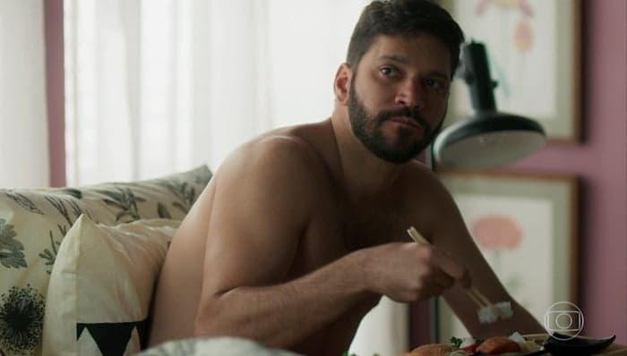 Armando Babaioff, galã da Globo, cai em golpe e público vai ao delírio com nude enviado para bandido