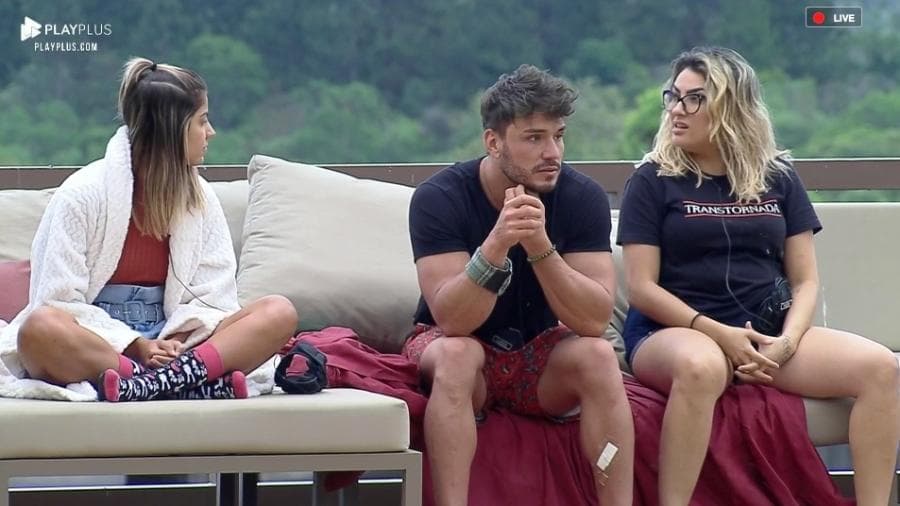 Thayse quebra silêncio, revela que A Fazenda foi invadida e Record corta transmissão de reality: "Tá entrando alguém"