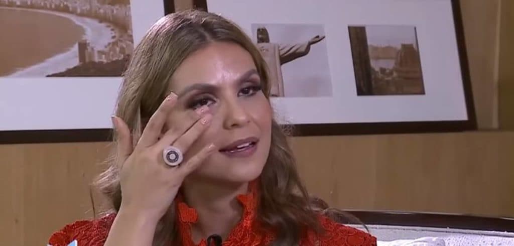 Aline Barros tem passado íntimo exposto por próprios familiares e cai no choro
