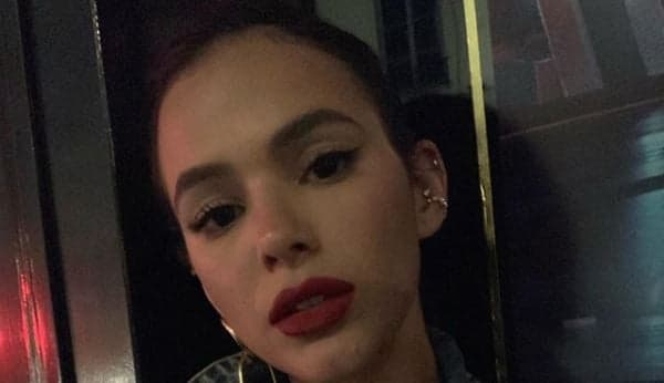 Bruna Marquezine ousou em pose na academia