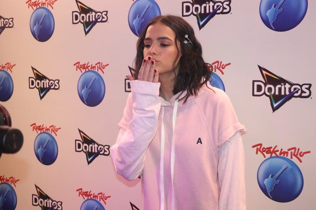 Bruna Marquezine vai ao último dia de Rock in Rio de moletom e revela como curte show na pista: "tem que driblar tudo"