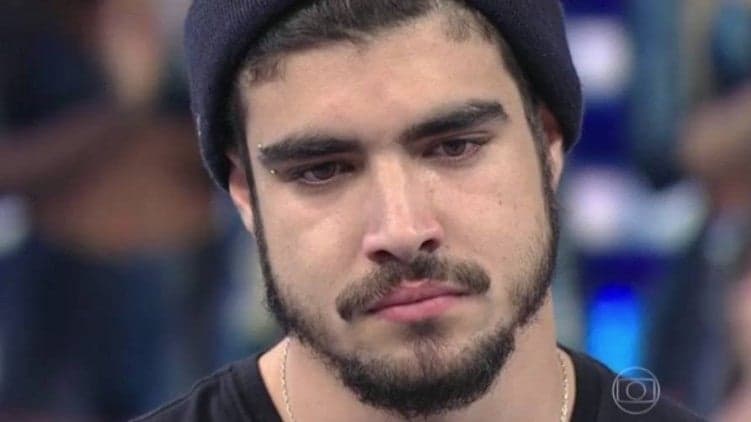Caio Castro é flagrado trabalhando como motoqueiro de aplicativo