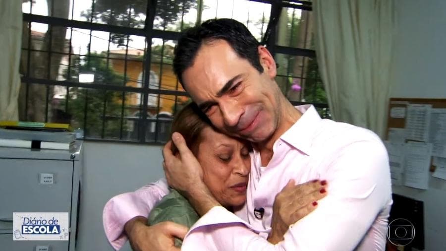 Jornalista César Tralli se emocionou ao encontrar uma antiga funcionária do colégio onde estudou em São Paulo (Imagem: Reprodução)