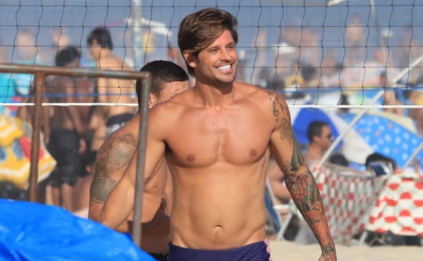 Dado Dolabella se descuida na praia, exibe corpaço e volume enorme na sunga rouba toda atenção