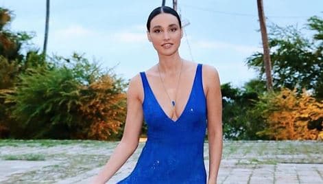 Débora Nascimento é flagrada aos beijos com bonitão em festa e tenta esconder
