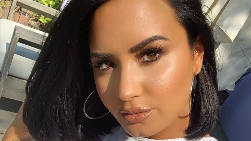 Demi Lovato assume namoro com modelo bonitão e semelhança com MC Guimê deixa público assustado