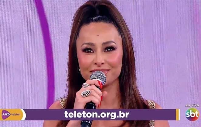 Sabrina Sato surpreende no palco do Teleton e fala do "Rei da TV brasileira"