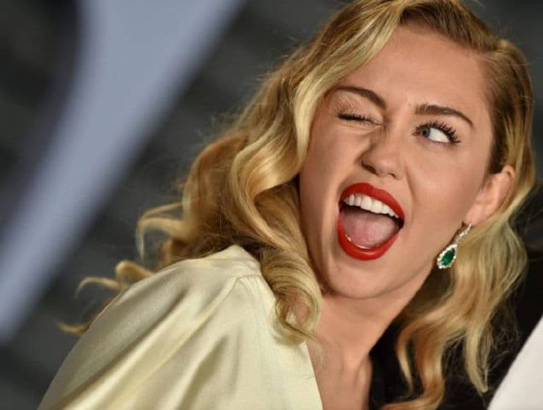 Miley Cyrus abusa da ousadia em foto de calcinha e deixa parte íntima frontal marcada