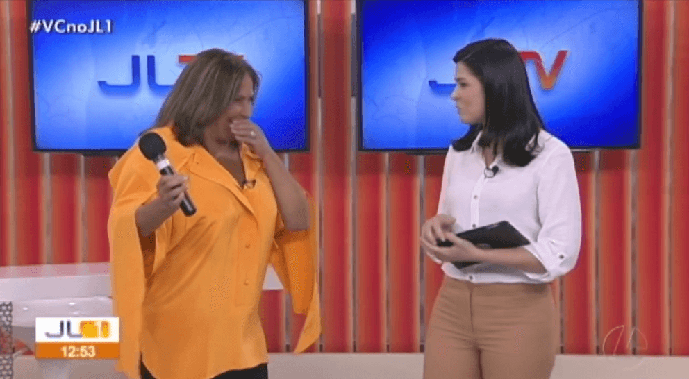 Fafá de Belém se engasga ao vivo, não consegue cantar e apresentadora cai na risada; assista
