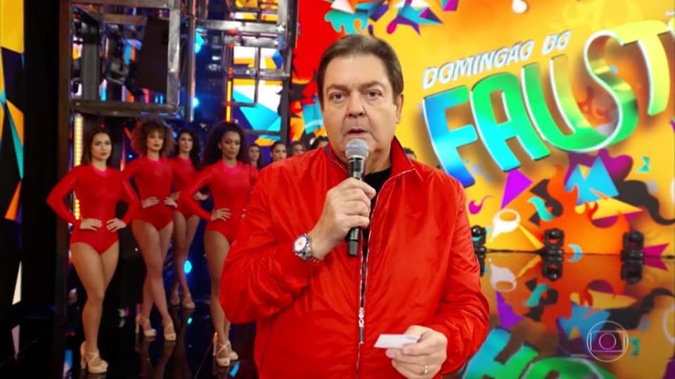 Faustão interrompe clima de festa do Domingão para fazer uma triste e emocionante declaração