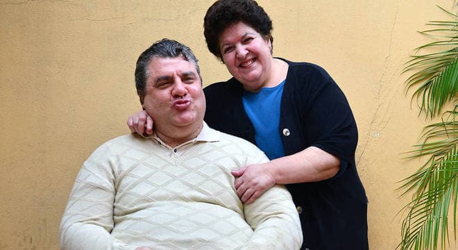 Marta e Gerson na casa do ex-ator, em São Paulo (Foto: Eduardo Enomoto/R7)