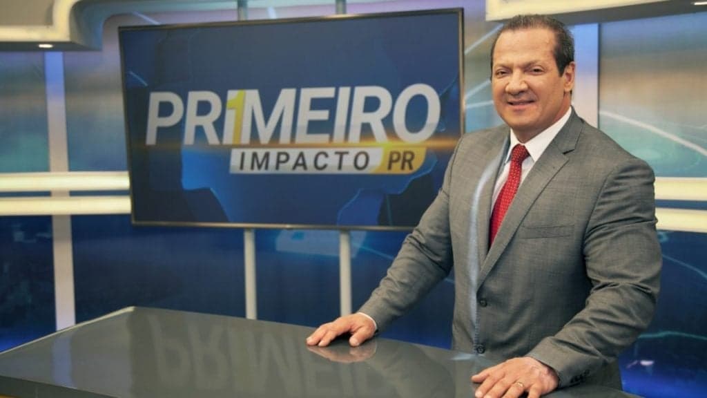 Apresentador do SBT, Gilberto Ribeiro, tem tamanho de 30 cm exposto e resolve assumir de vez: "Mão na cintura"