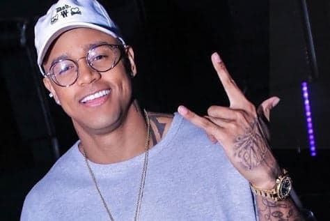 Léo Santana surge de "calcinha"