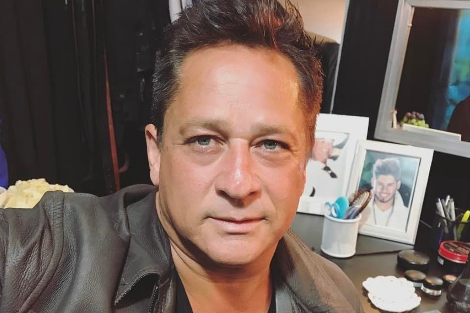 Leonardo leva café a funcionários de prédio