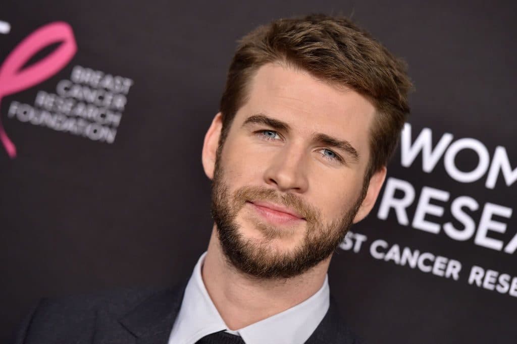 Liam Hemsworth engata romance com famosa atriz após terminar casamento com Miley Cyrus