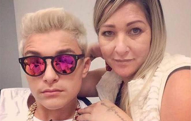 Mãe de MC Gui se manifesta após polêmica do cantor com garota na Disney