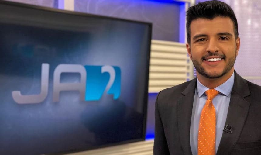 Jornalista gay da Globo é atacado após apresentar o Jornal Nacional e a mãe dele acaba saindo em sua defesa
