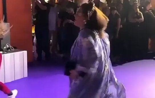 Famosa se empolga com funk e cai de bunda no chão em programa ao vivo: "altos e baixos"