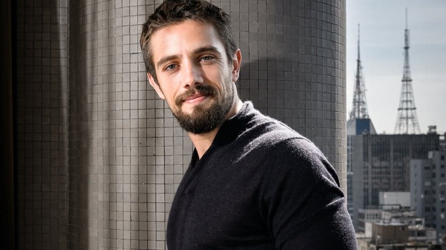Rafael Cardoso perde totalmente a vergonha e constrange esposa