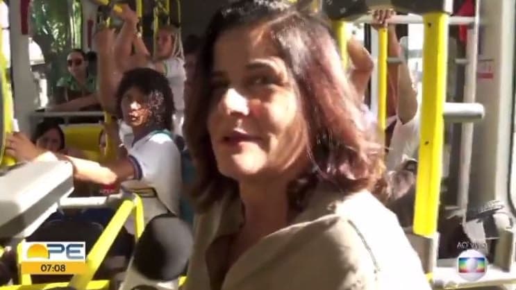 Jornalista da Globo passa por situação humilhante ao vivo, tenta contornar, mas público não colabora