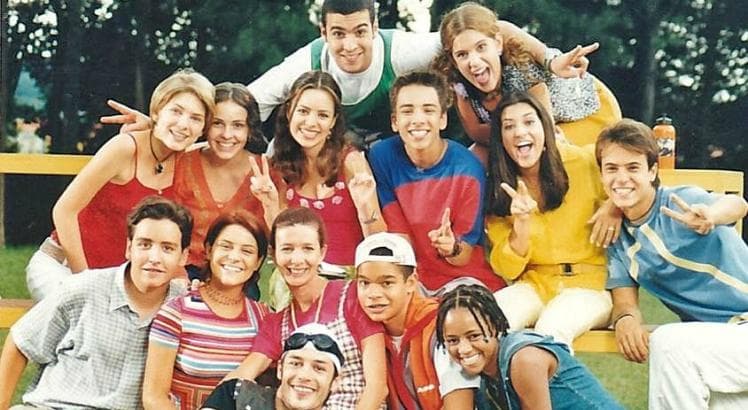 Ator que ficou famoso na série Sandy & Junior faz cenas de sexo pesadas e pede para mãe: "não precisa assistir"