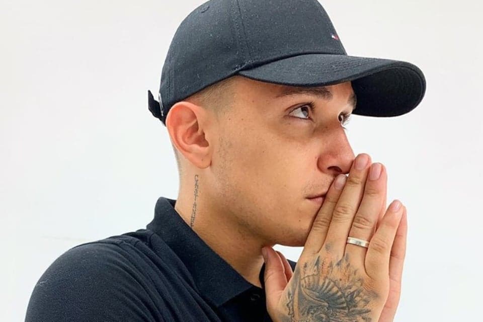 Após polêmica com criança, MC Gui ostenta estilo de vida luxuoso e é detonado