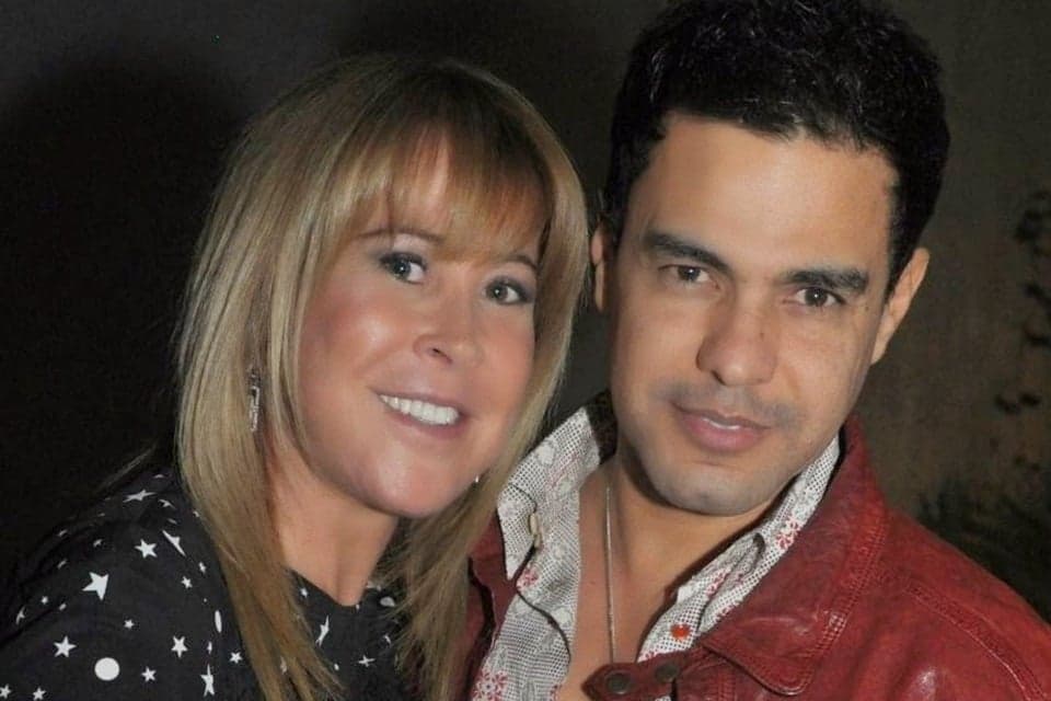Zezé di Camargo e Zilu são vistos juntinhos em cerimônia e atual do cantor é completamente ignorada
