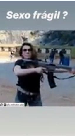 Simony com arma na mão (Foto: Reprodução)