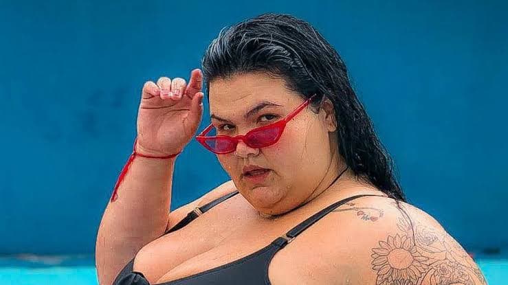 Thais Carla choca ao aparecer completamente nua em foto íntima ao lado do marido; confira