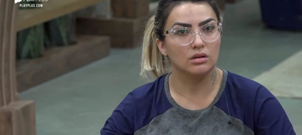 A Fazenda: Thayse se desespera, grita com caseiro e leva bronca da produção: 'Última chance'