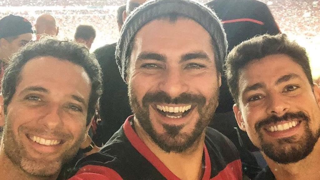 Cauã Reymond e Thiago Lacerda se encontram em Maracanã e dão sorte ao time em jogo decisivo
