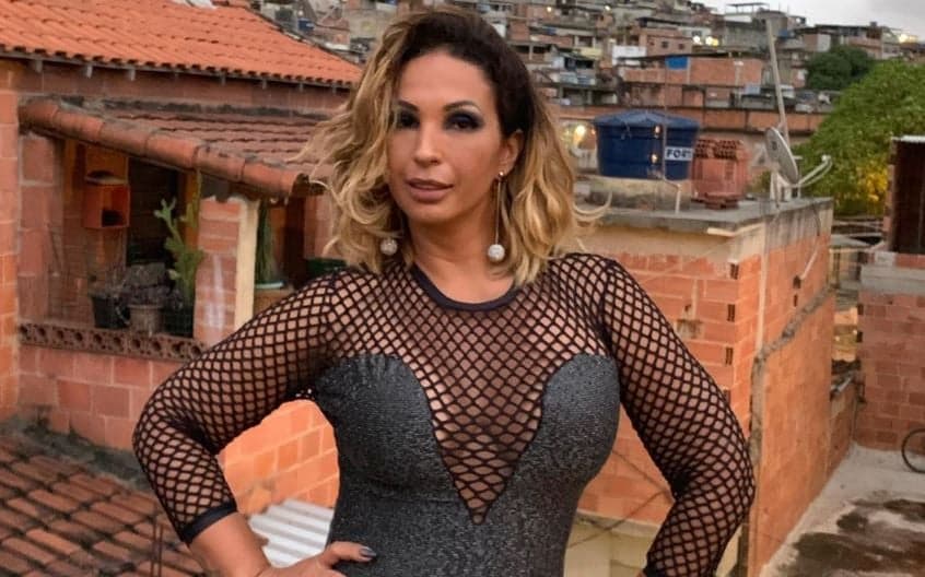Valesca Popozuda é flagrada em momento na praia