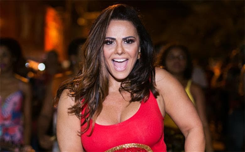 Viviane Araújo abusa, bota shortinho bem apertado e mostra tudo em espelho