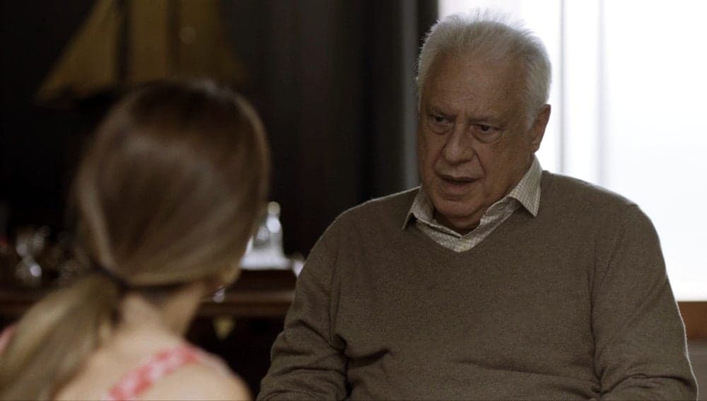 Antonio Fagundes sentado em cadeira de moletom bege escuro em cena de Bom Sucesso