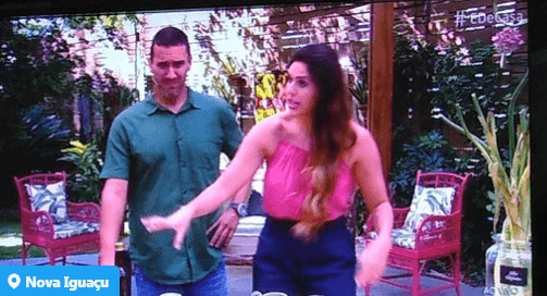 André Marques quase vomita ao tomar chá de alho no É de Casa: 'Água de ralo'